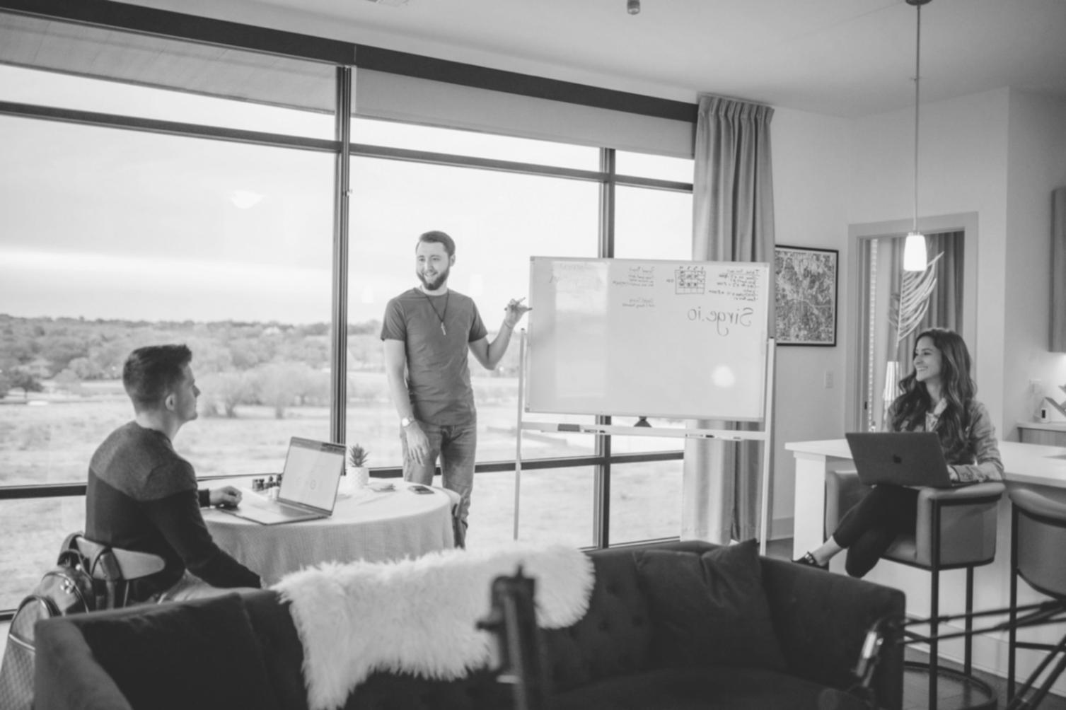 Equipo de fivalnaraqi trabajando en análisis financiero colaborativo