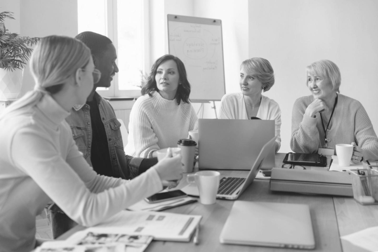 Reunión estratégica del equipo fivalnaraqi planificando soluciones personalizadas